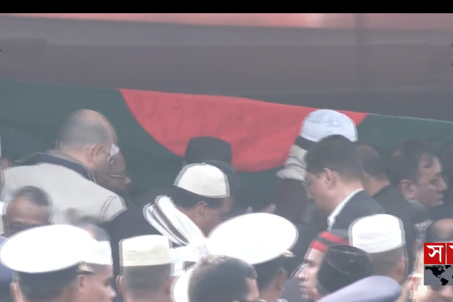 খালেদা জিয়ার কফিন কাঁধে তুললেন আজহারী ও মামুনুল