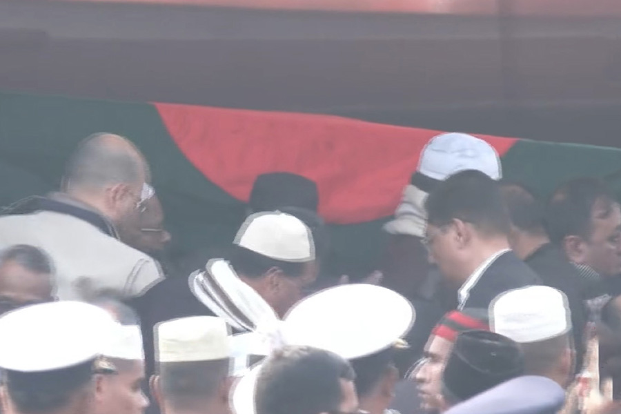 খালেদা জিয়ার কফিন কাঁধে তুললেন আজহারী ও মামুনুল