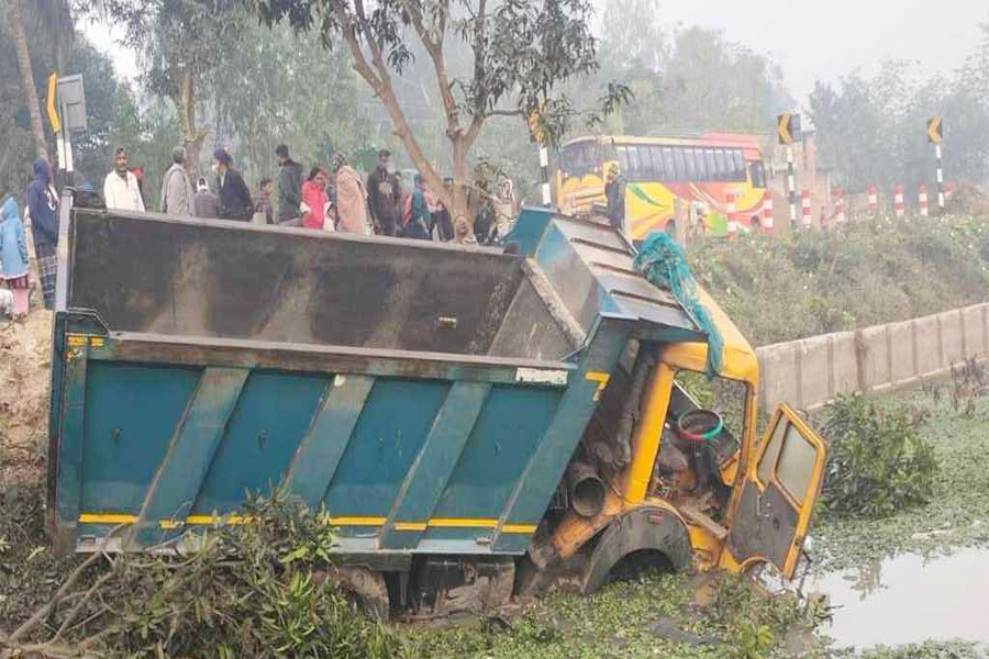মহাদেবপুরে ডাম্প ট্রাকের চাপায় ভ্যানের ৫ যাত্রী নিহত