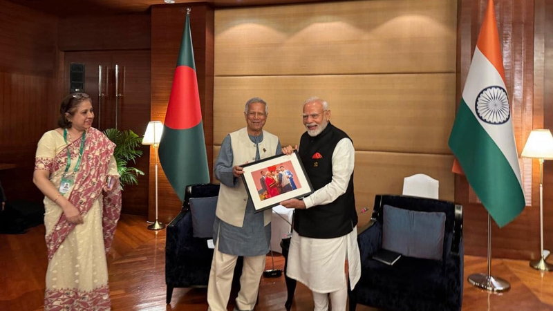 মোদিকে উপহার দিলেন ড. ইউনূস