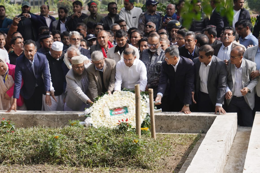 হাদির সমাধিতে তারেক রহমানের শ্রদ্ধা