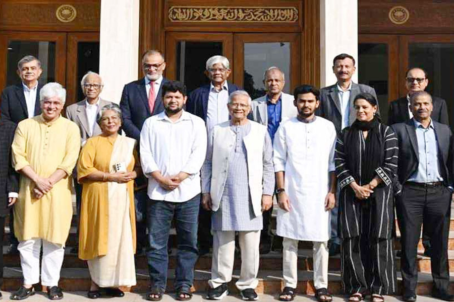 বিদায়ী ২ উপদেষ্টার সম্মানে প্রধান উপদেষ্টার মধ্যাহ্নভোজ