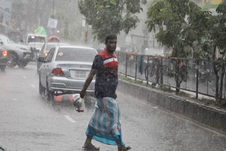ভ্যাপসা গরমের মধ্যে ঢাকায় স্বস্তির বৃষ্টি