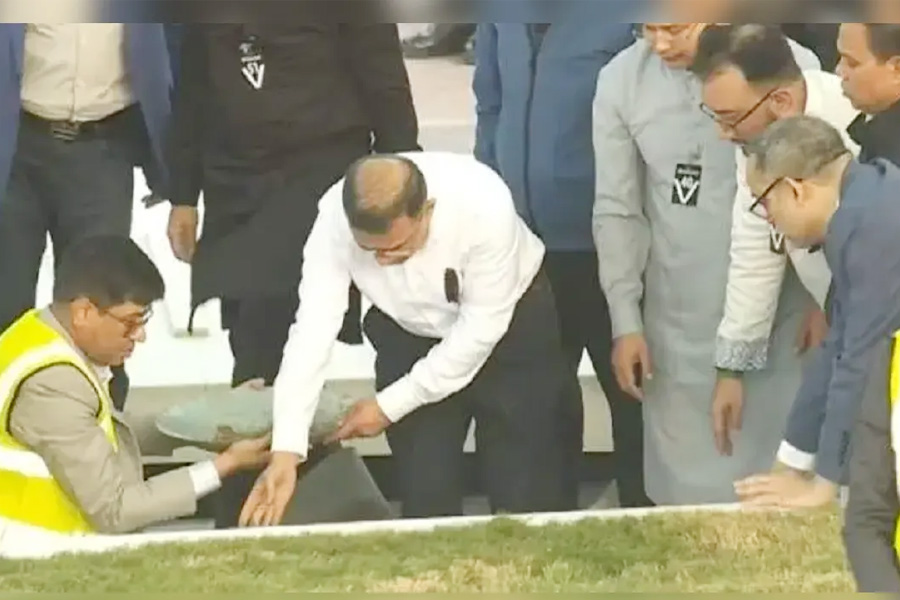 নিজ হাতে মাকে কবরে শায়িত করলেন তারেক রহমান