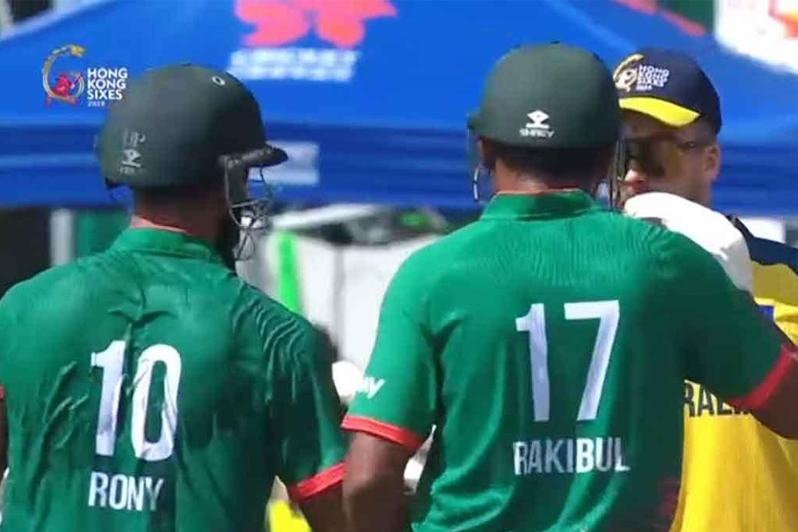 ৩৬ বলে ২১ ছক্কায় অস্ট্রেলিয়ার ঝড়