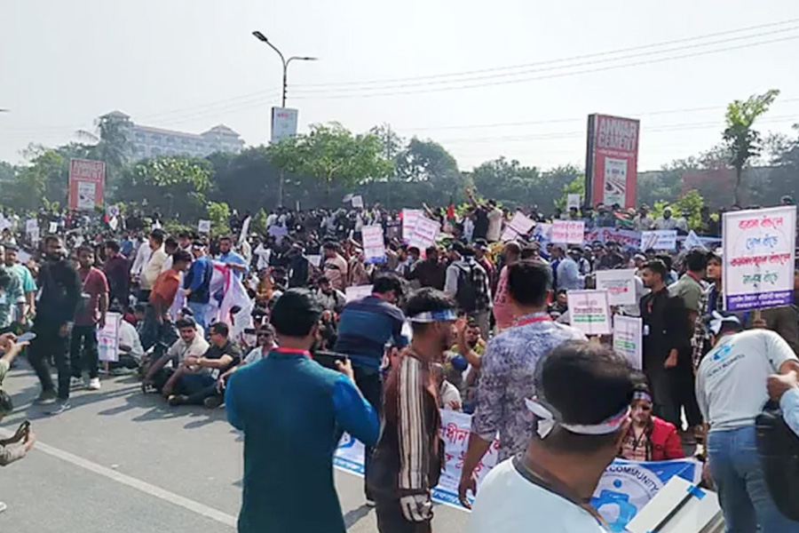 মোবাইল ব্যবসায়ীদের বিটিআরসি ভবন ঘেরাও