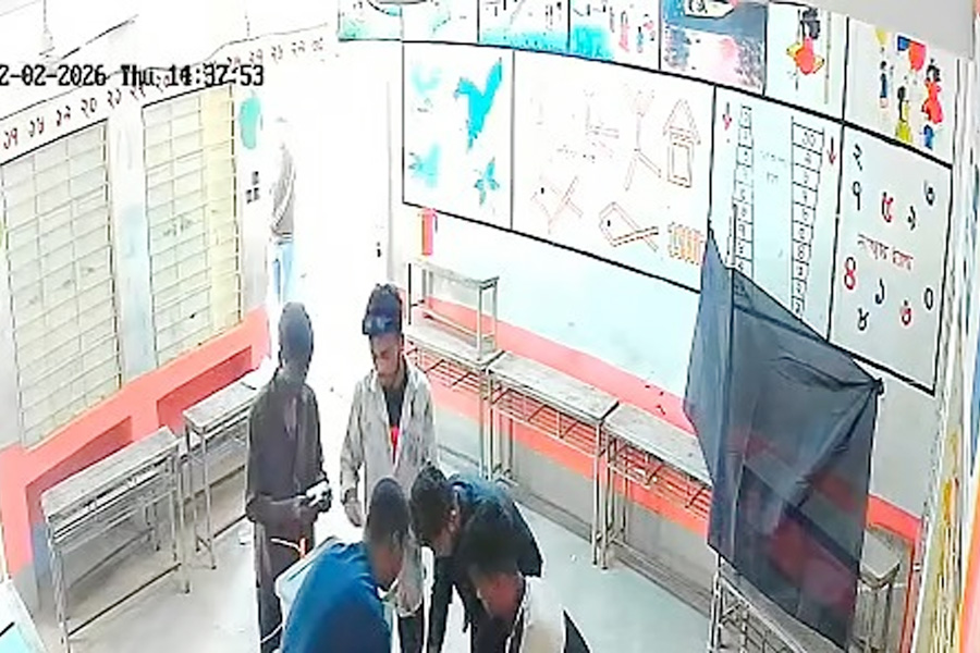 দু'জন ব্যালটে সিল মারেন, তিনজন সেই ব্যালট বাক্সে ভরেন