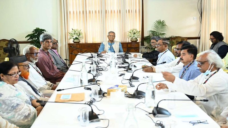 ১৩টি দলের শীর্ষ নেতাদের সাথে প্রধান উপদেষ্টার বৈঠক