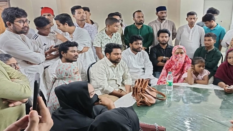 শহীদ পরিবারের অধিকার রক্ষায় লড়াই করছি : নাহিদ ইসলাম