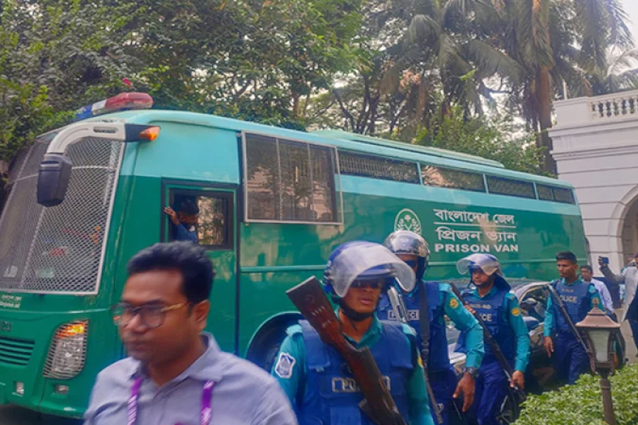 কড়া নিরাপত্তায় ট্রাইব্যুনালে হাজির ১৩ সেনা কর্মকর্তা