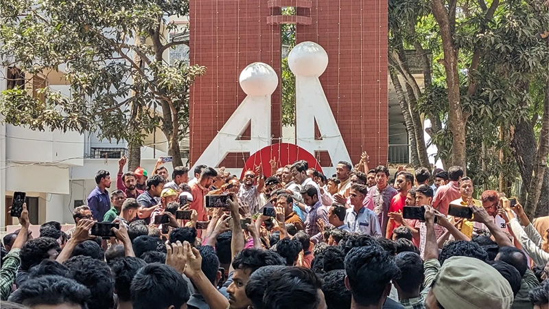 ১৪৪ ধারা ভেঙে শহীদ মিনারে বিএনপির নেতাকর্মীরা