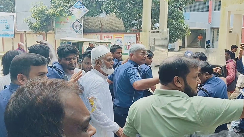 শিবির নেতা তুহিন হত্যা মামলার আসামীদের ডিম নিক্ষেপ