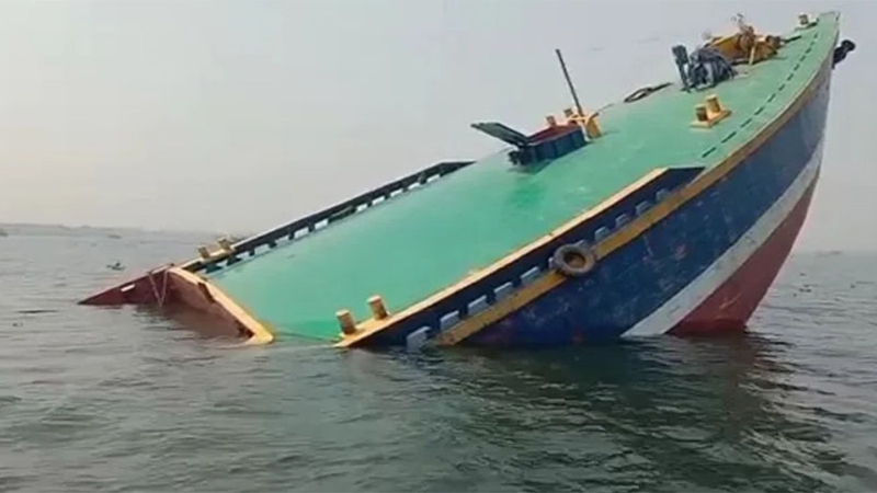 মেঘনা নদীতে ৬ বাল্কহেড ডুবি