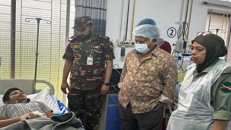 বিমান দুর্ঘটনায় দগ্ধ ও আহতদের খোঁজ নিতে হাসপাতালে নৌ উপদেষ্টা