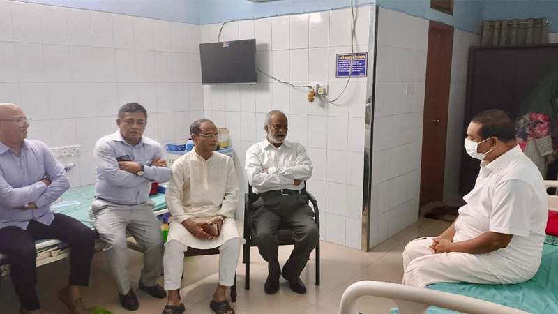 সাংবাদিক কাদের গনিকে দেখতে হাসপাতালে আব্দুল মঈন খান