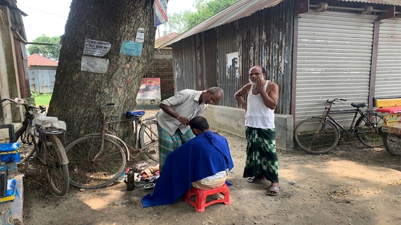 ‎আধুনিকতার যুগেও টিকে আছে ঐতিহ্যবাহী সেকালের পথ সেলুন