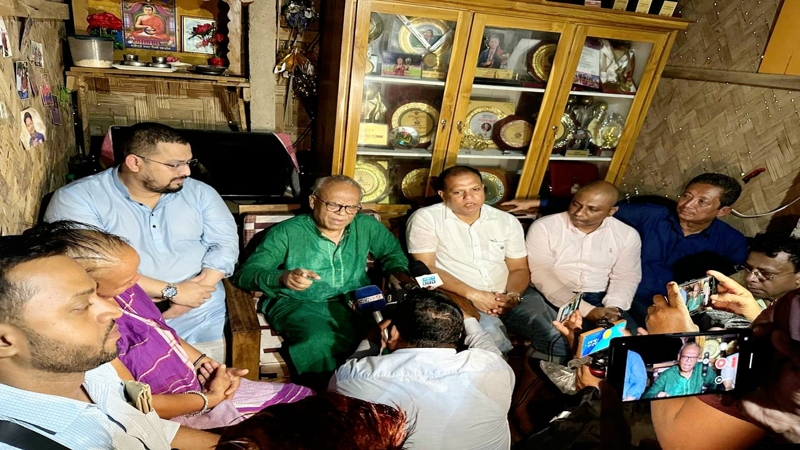 ফুটবলার ঋতুপর্ণা’র ক্যান্সার আক্রান্ত মায়ের পাশে তারেক রহমান