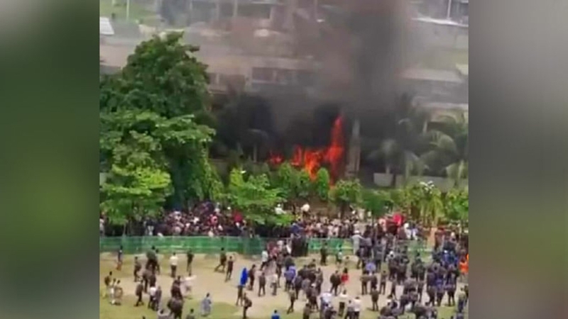 উত্তরায় প্রশিক্ষণ বিমান বিধ্বস্ত