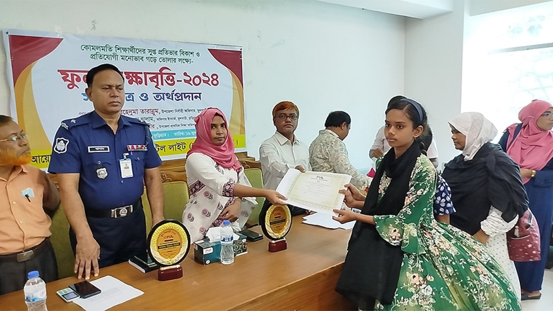 ফুলবাড়ীতে ফুল সংস্থার শিক্ষাবৃত্তি সনদপত্র ও অর্থপ্রদান