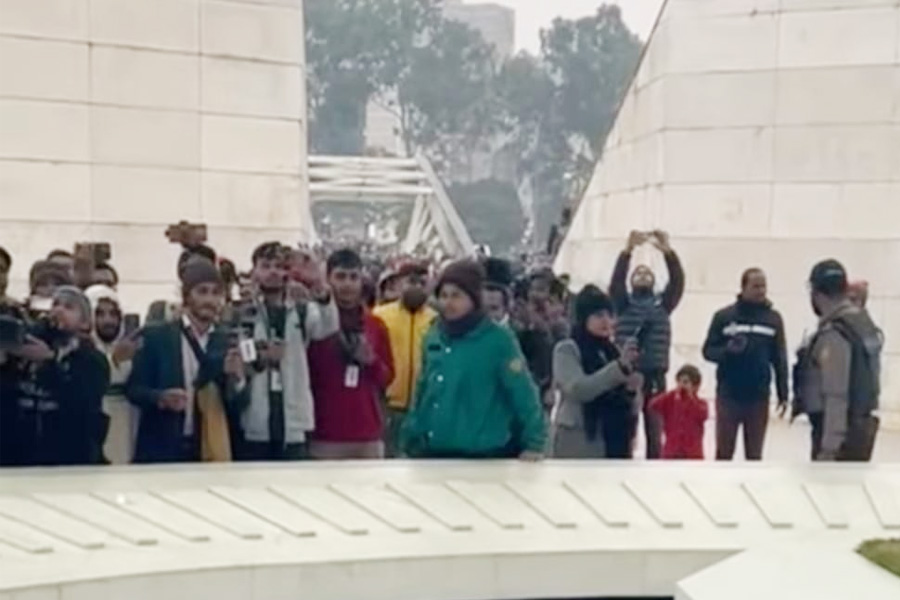 কবর খনন দেখতে জিয়া উদ্যানের দিকে বিএনপি নেতাকর্মীরা