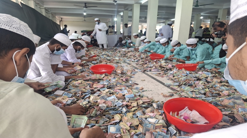 পাগলা মসজিদের দানবাক্সে এবার ২৮  বস্তা টাকা, এখন চলছে গণনা