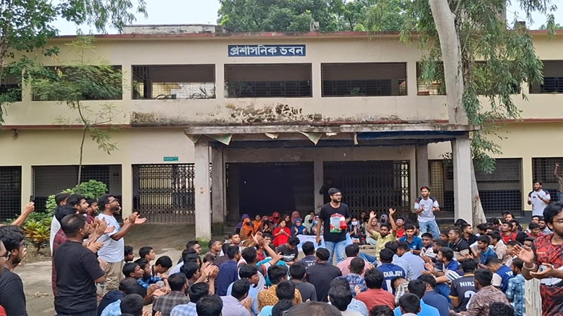 ৮ দফা দাবিতে তালা ঝুলিয়ে ধর্মঘটে পাবনা টেক্সটাইল কলেজের শিক্ষার্থীরা