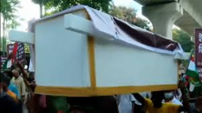 আইন উপদেষ্টার প্রতীকী কফিন নিয়ে মিছিল