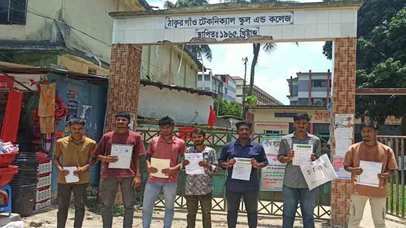 এক বিষয়ে পরীক্ষা দিয়ে ৩ বিষয়ে ফেল, দুশ্চিন্তায় শিক্ষার্থীরা
