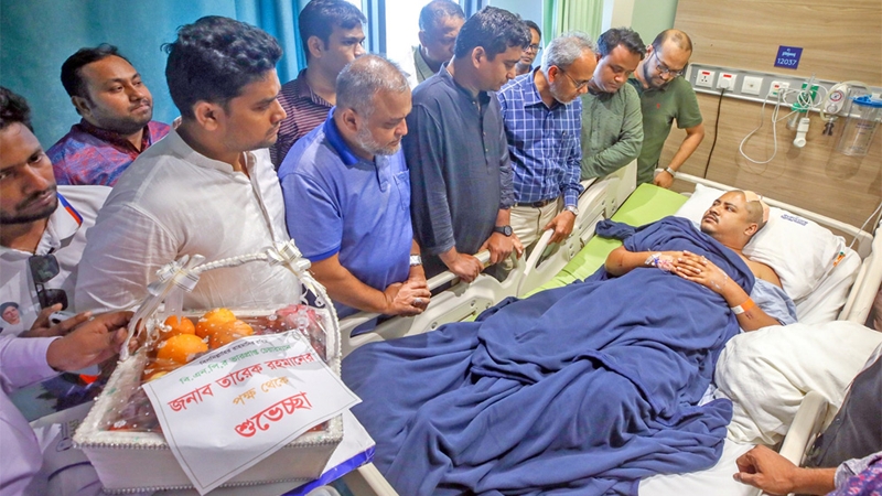জামায়াত-শিবিবের হামলায় আহত অভির পাশে তারেক রহমান