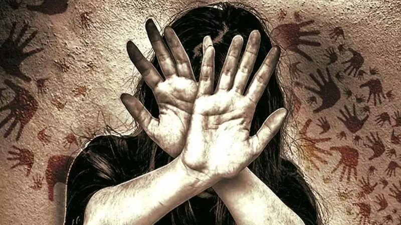 সন্তানের গলায় ছুরি ধরে মাকে সংঘবদ্ধ ধর্ষণ