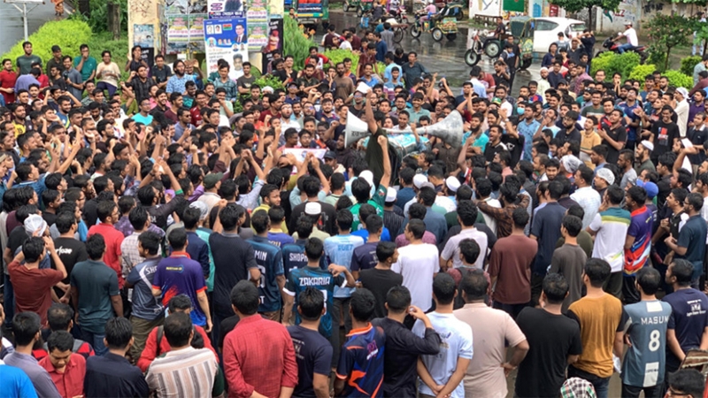 তিন দফা দাবিতে রুয়েট শিক্ষার্থীদের রাজশাহী-ঢাকা মহাসড়ক অবরোধ