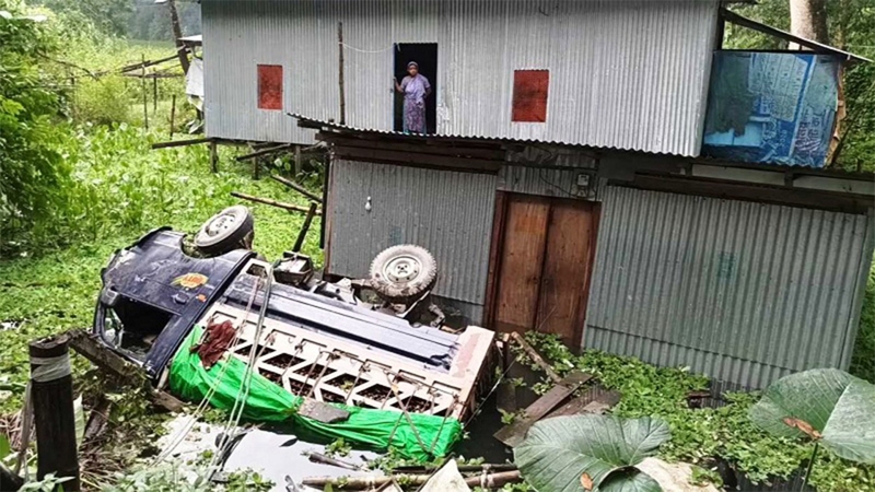 মাদারীপুরে ডিম ভর্তি পিকআপ উল্টে ব্যবসায়ী নিহত
