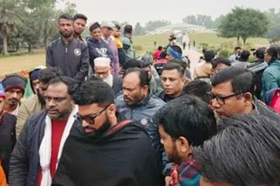 কবর খনন দেখতে জিয়া উদ্যানের দিকে বিএনপি নেতাকর্মীরা