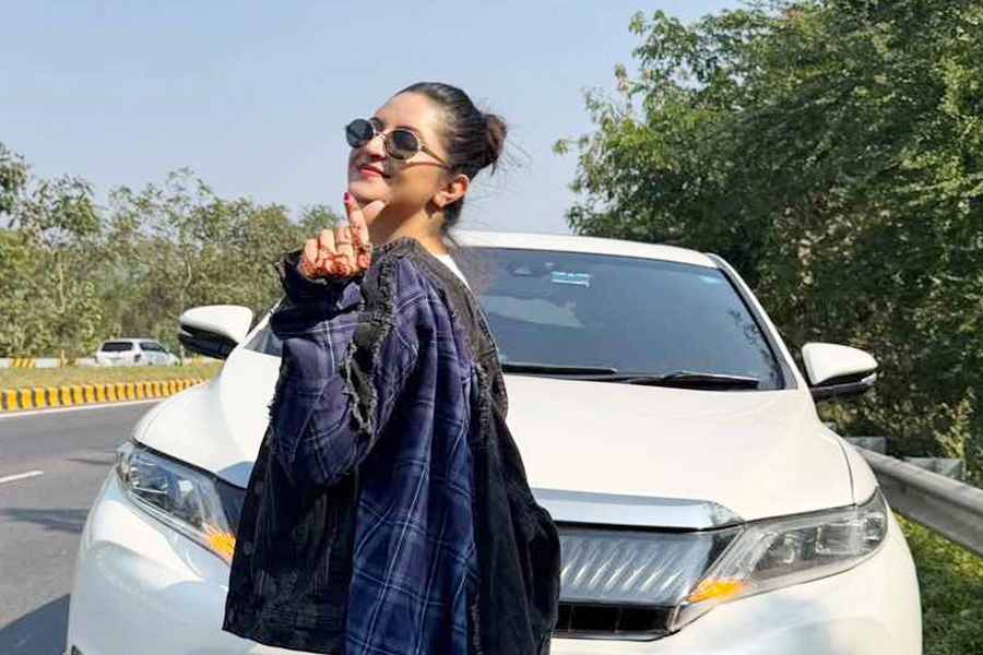 পিঠার টানে ঢাকা ছাড়লেন পরীমণি