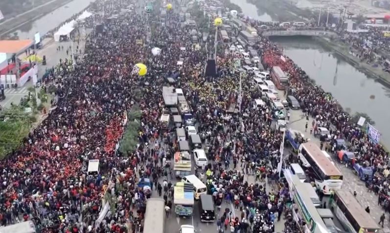 সব পথ যেন মিশেছে ৩০০ ফিট সড়কে