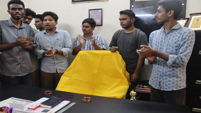 প্রশাসনকে শাড়ি চুড়ি উপহার বেরোবি শিক্ষার্থীদের