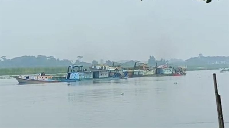 মাদারীপুরে নদ থেকে অবৈধভাবে বালু উত্তোলন, হুমকিতে ১০ গ্রামের মানুষ
