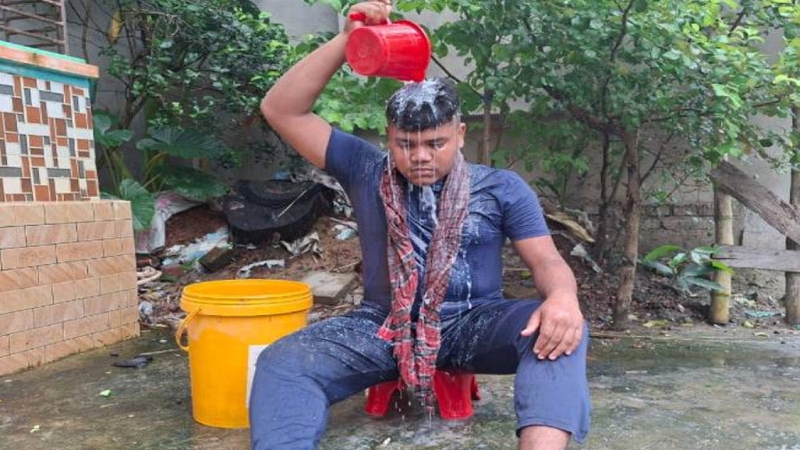 দুধ দিয়ে গোসল করে ছাত্রলীগ নেতার পদত্যাগ