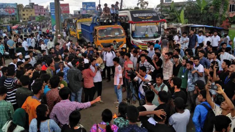 বরিশাল-ঢাকা মহাসড়ক অবরোধ করে শিক্ষার্থীদের বিক্ষোভ
