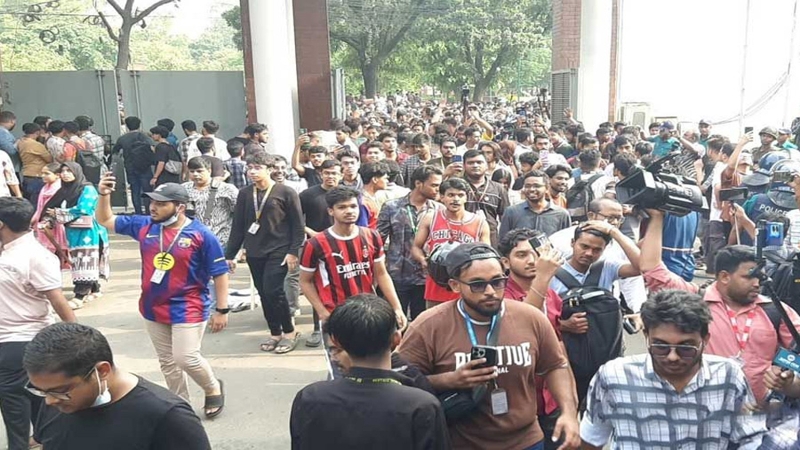 সচিবালয়ের ফটক ভেঙে ভেতরে ঢুকে পড়েছেন শিক্ষার্থীরা