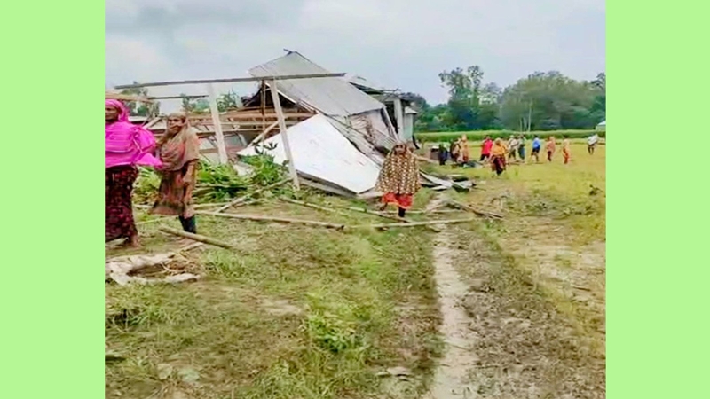 সিরাজগঞ্জ রতনকান্দিতে বৃষ্টি ও ঘূর্ণিঝড়ে লণ্ডভণ্ড ঘরবাড়ি