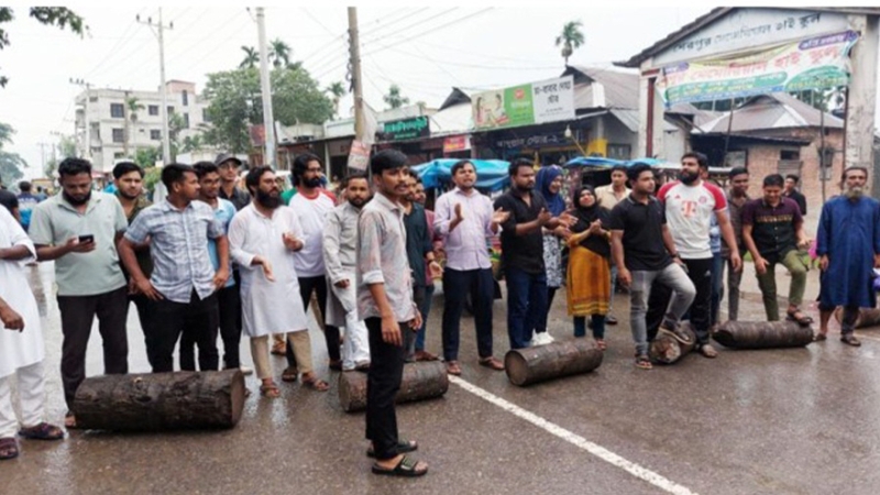 গোপালগঞ্জে হামলার প্রতিবাদে শেরপুরে রাস্তা ব্লকেড কর্মসূচি পালন