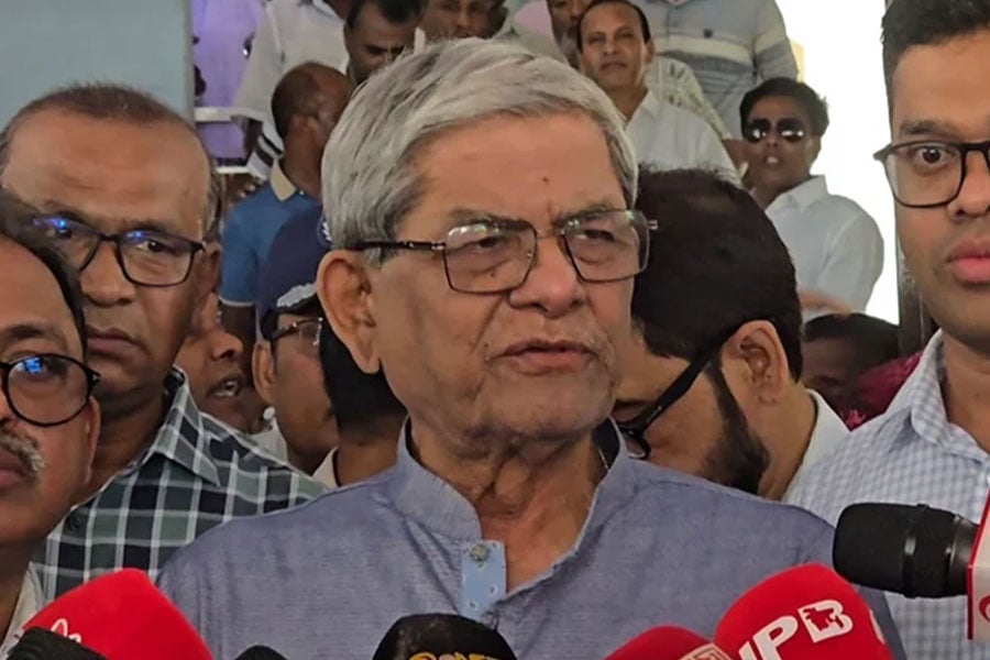 ঠাকুরগাঁওয়ে মাদকবিরোধী সচেতনতামূলক সভা শেষে সাংবাদিকদের সঙ্গে কথা বলেন মির্জা ফখরুল ইসলাম আলমগীর।