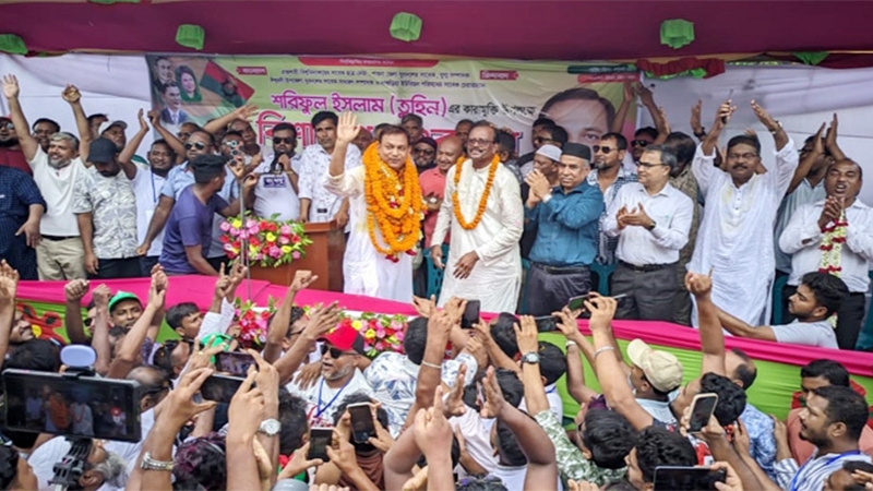 শ্লোগান দিতে দিতে মাটিতে লুটিয়ে পড়লেন মহিলাদল নেত্রী
