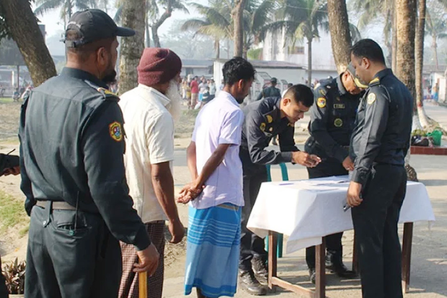 নোয়াখালী জেলা কারাগারে পোস্টাল ব্যালটে ভোট দিচ্ছেন ৪২ বন্দি