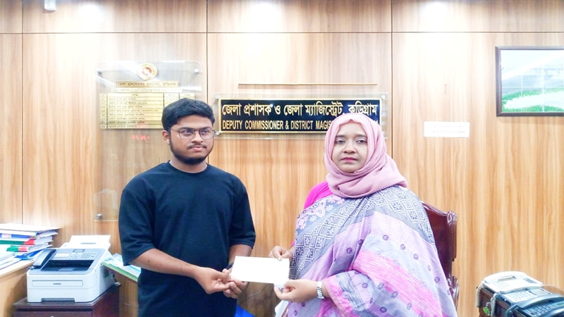 কুড়িগ্রামে নুরুন্নবীর পাশে দাঁড়ালেন জেলা প্রশাসক