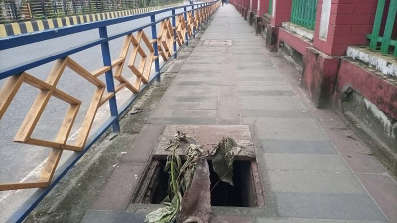 ফুটপাতের ড্রেনের ঢাকনা গয়েব, ঝুঁকিতে পথচারীরা