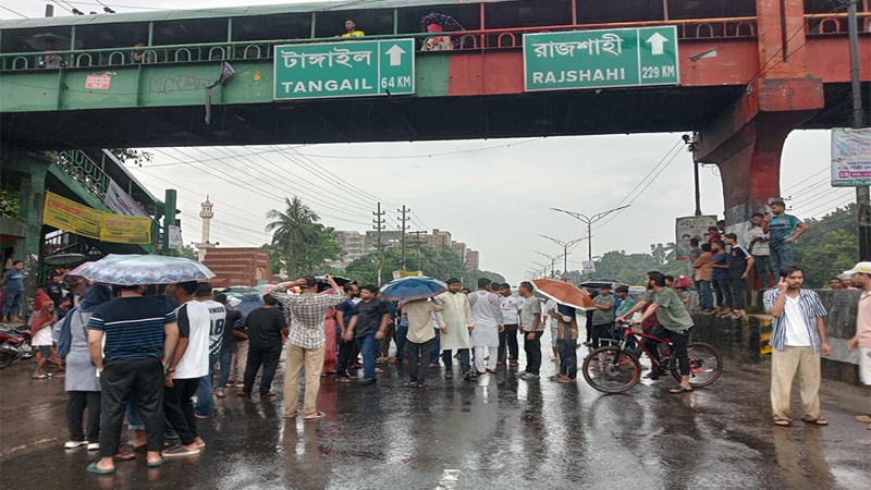 এনসিপির পদযাত্রায় হামলার প্রতিবাদে জাবি শিক্ষার্থীদের মহাসড়ক ‘ব্লকেড’