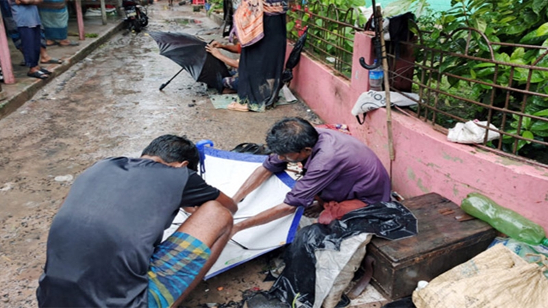 দুর্গাপুরে বর্ষায় বেড়েছে ছাতার কদর ব্যস্ত মেরামতকারি