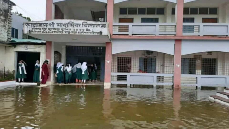 দৌলতপুর আল্লারদর্গা মাধ্যমিক বিদ্যালয়ে জলাবদ্ধতা, শিক্ষার্থীদের চরম দুর্ভোগ